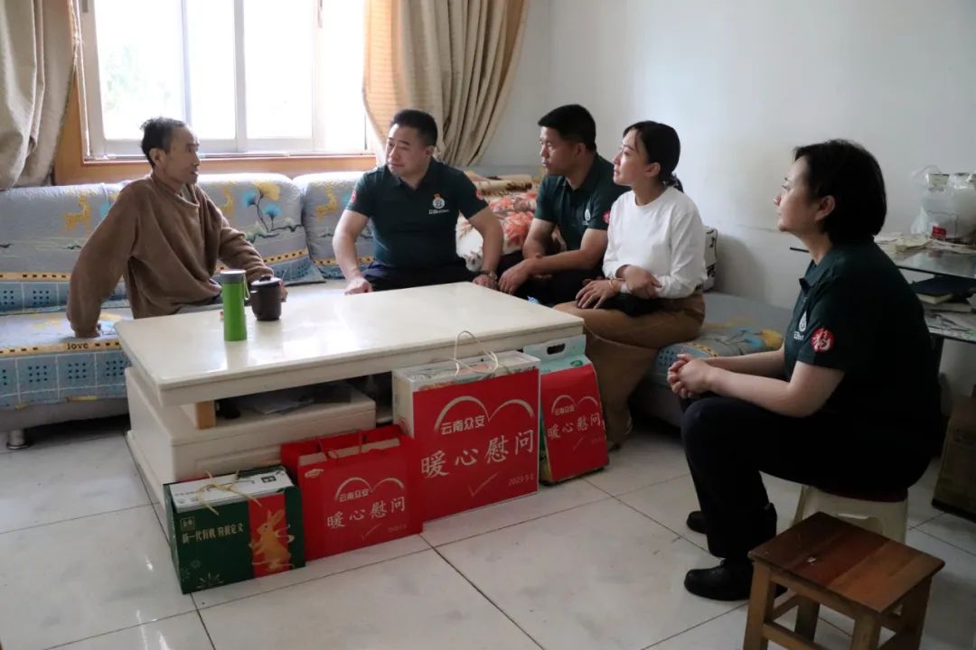 云南眾安保安“五一”節前夕慰問參戰老兵